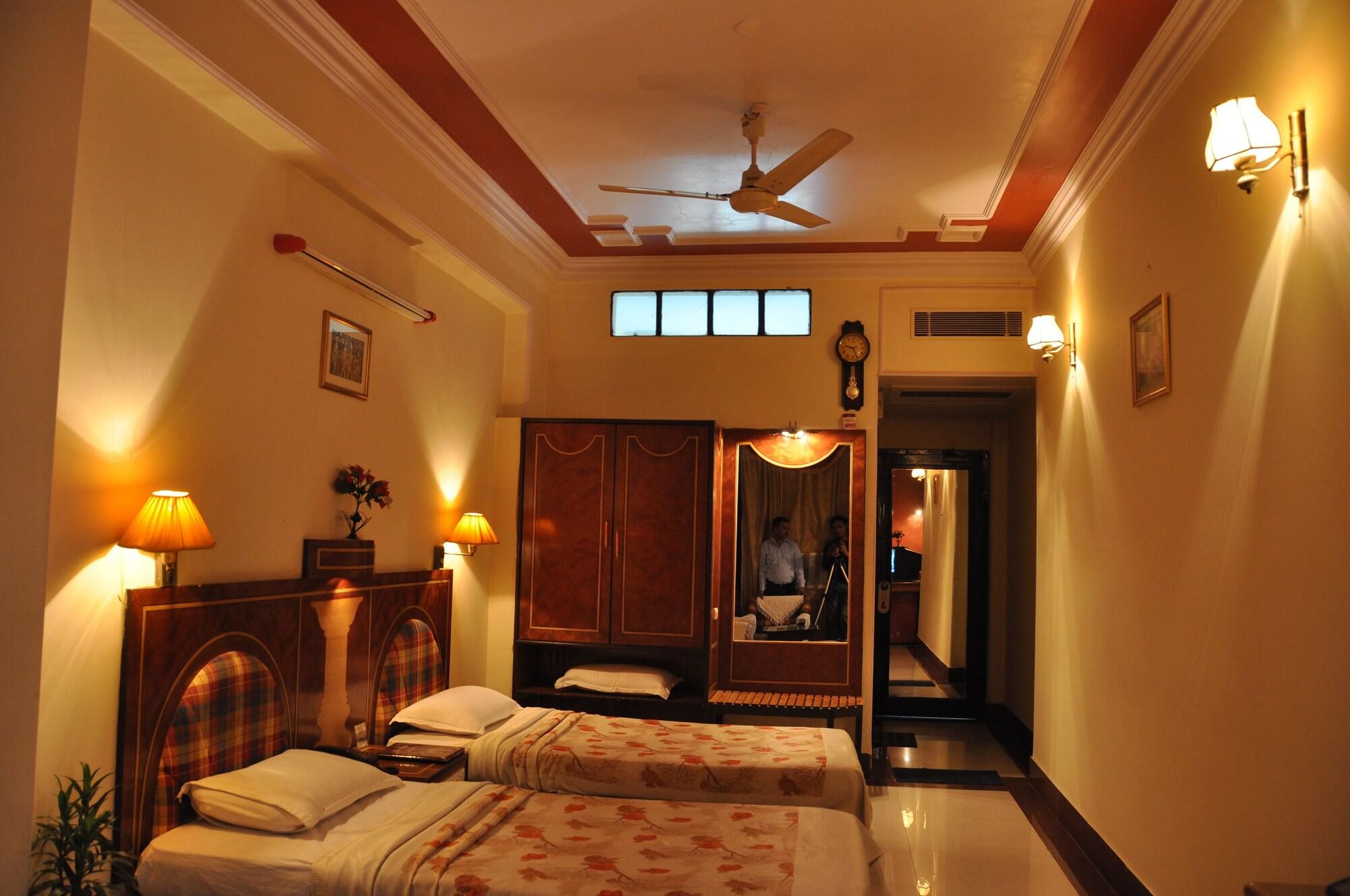 Hotel Rishi Regency Jabalpur Exterior foto